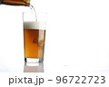 ビールと白いバックおいしそう 96722723