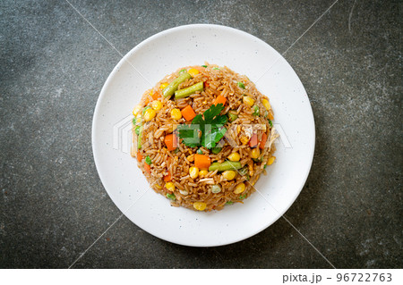 fried rice with green peas, carrot and corn 96722763