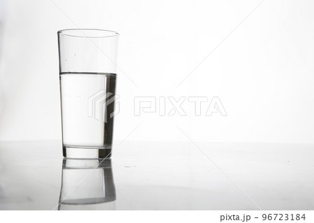 水をイメージする白い背景 96723184