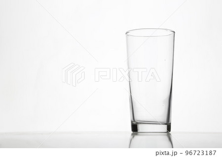 水をイメージする白い背景 96723187