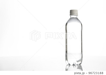 水をイメージする白い背景 水をイメージする白い背景 96723188