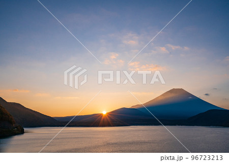 (山梨県)本栖湖から望む富士山の夜明け・日の出 (山梨県)本栖湖から望む富士山の夜明け・日の出 96723213