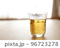 リビングのテーブルに置いえある冷えたお茶 96723278