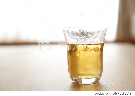 リビングのテーブルに置いえある冷えたお茶 96723278