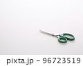 白い背景のはさみ 96723519