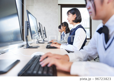 パソコン学習する中学生　授業風景　プログラミング 96723823