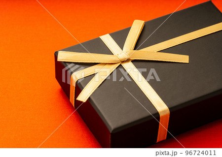 シンプルなリボンの付いたプレゼント箱 96724011