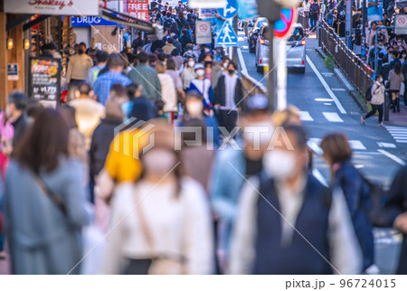 日本の横浜都市景観 BQ.1.1…屋外でマスクは不要…換気が全てなのだがいまだマスク姿が…＝27日 96724015