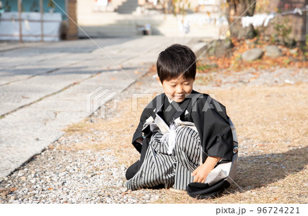 七五三で袴を着て記念写真を撮る日本人の5歳の男の子 96724221