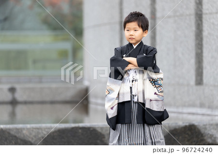 七五三で袴を着て記念写真を撮る日本人の5歳の男の子 96724240