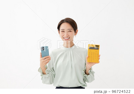 電卓　女性　スマホ　白バック 96724522