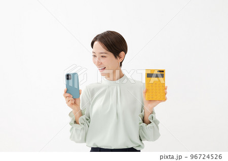 電卓　女性　スマホ　白バック 96724526