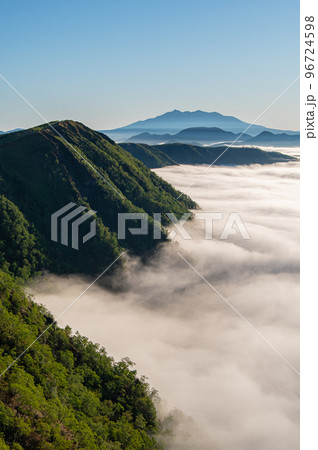北海道の摩周湖の雲海 96724598