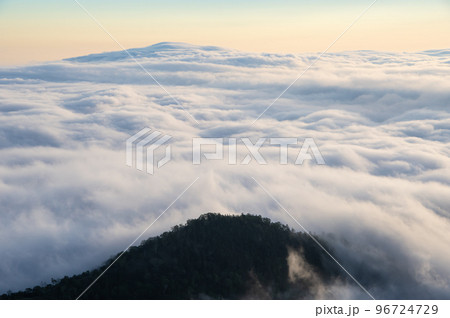 北海道の津別峠の雲海 96724729