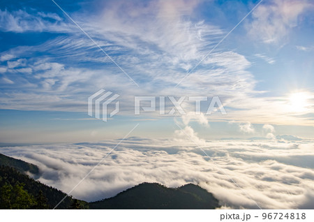 山の斜面の森と雲 山の斜面の森と雲 96724818