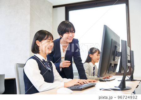 パソコン学習する中学生 授業風景 プログラミング パソコン学習する中学生 授業風景 プログラミング 96724932