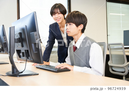 パソコン学習する中学生　授業風景　プログラミング 96724939
