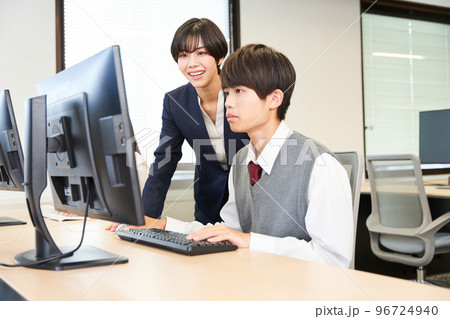 パソコン学習する中学生　授業風景　プログラミング 96724940