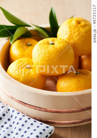 桶に盛った柚子 96725117