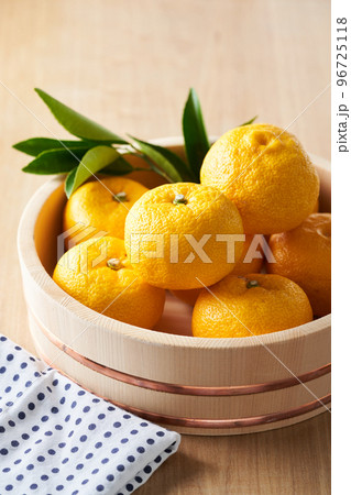 桶に盛った柚子 96725118