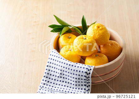桶に盛った柚子 96725121