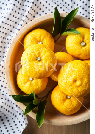 桶に盛った柚子 96725127