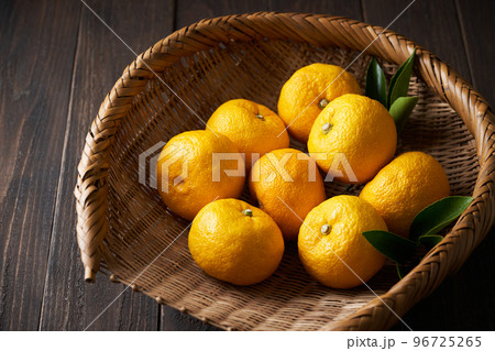 笊に盛った柚子 笊に盛った柚子 96725265