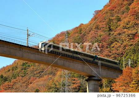 錦秋の天翔ける… 秋の川治温泉郷を『特急リバティ会津』が行く　東武鉄道・500系 96725366