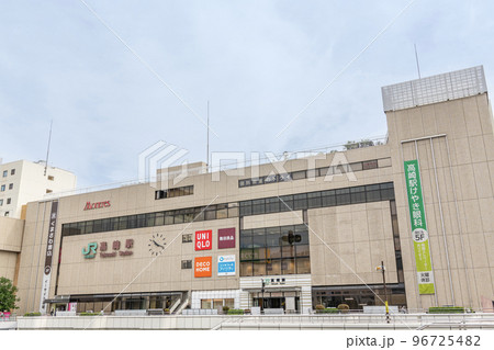 群馬県高崎市　晴天のJR高崎駅（西口） 96725482