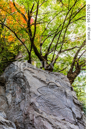 大雄寺の五百羅漢（富川渓谷）の紅葉　【長崎県諫早市】 96725760