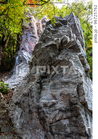大雄寺の五百羅漢（富川渓谷）の紅葉　【長崎県諫早市】 96725762