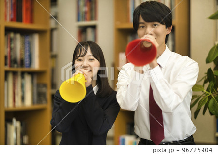 受験を応援する女子高生と講師 96725904