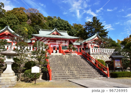 栃木県　足利織姫神社の社殿と参拝者と秋晴れの空 96726995