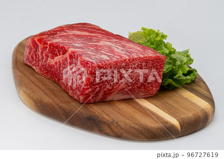 サシの入った牛もも肉のブロック 96727619