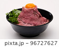 卵黄の載ったローストビーフ丼 96727627