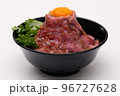 卵黄の載ったローストビーフ丼2 96727628