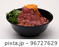 卵黄の載ったローストビーフ丼3 96727629