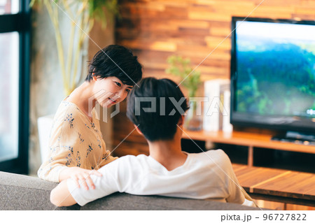 テレビを見るカップル 96727822