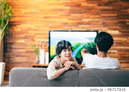 テレビを見るカップル テレビを見るカップル 96727826