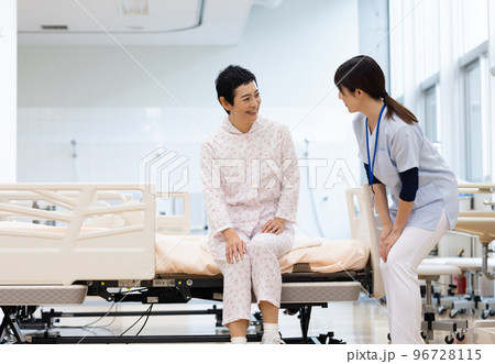 医療従事者と入院患者 96728115