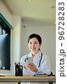 オンライン診療をする若い女性医師 96728283