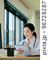 オンライン診療をする若い女性医師 96728287