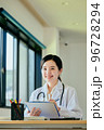 オンライン診療をする若い女性医師 96728294