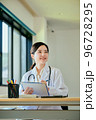 オンライン診療をする若い女性医師 96728295