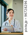 オンライン診療をする若い女性医師 96728296