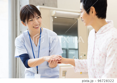 医療従事者と入院患者 96728322