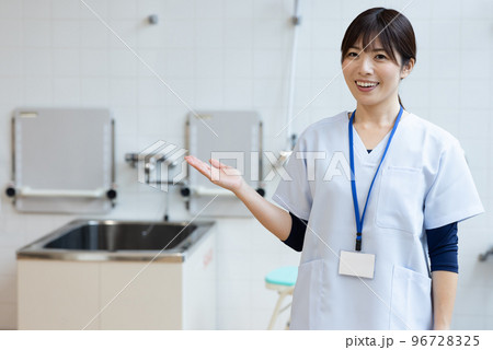 スクラブを着た医療従事者 96728325