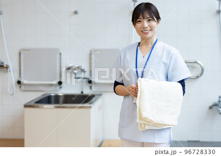 スクラブを着た医療従事者 96728330