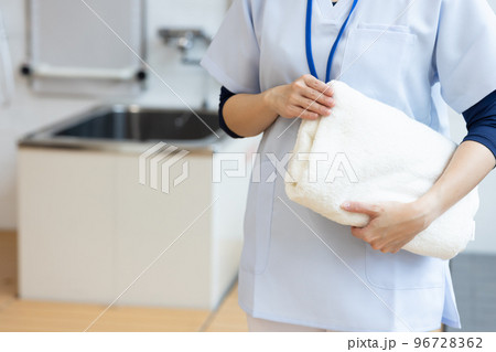 スクラブを着た医療従事者 スクラブを着た医療従事者 96728362