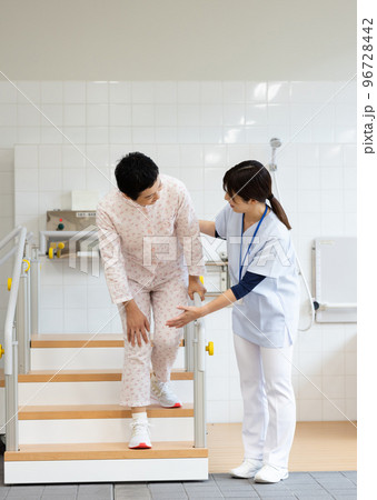 リハビリをする患者と医療従事者 96728442